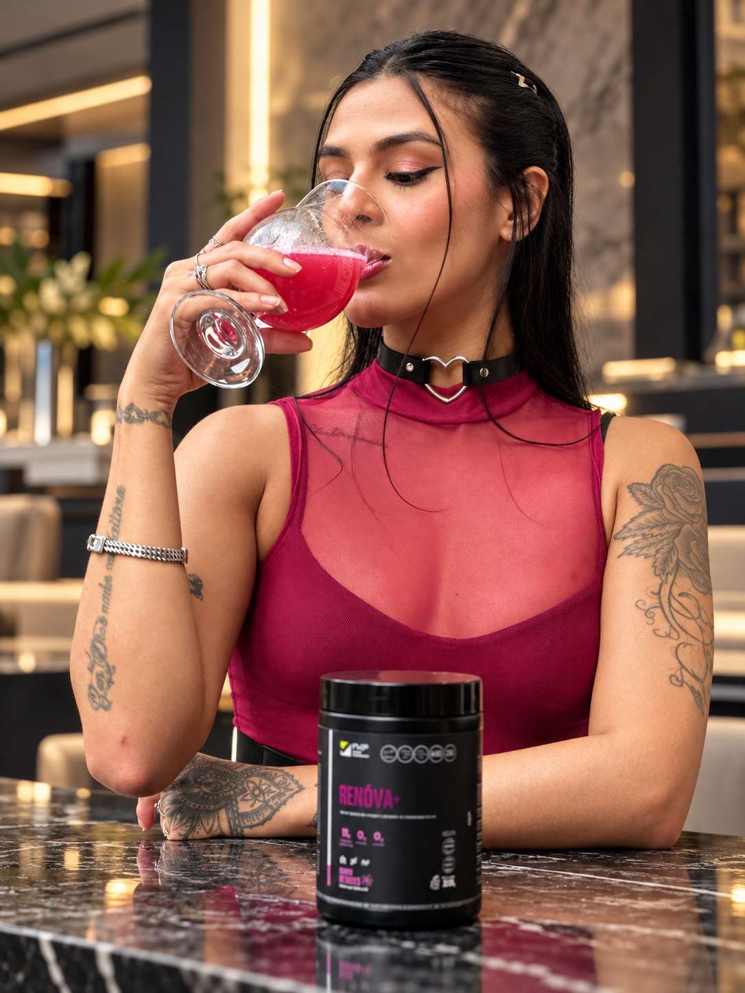 Camila con una bebida y un envase Renova